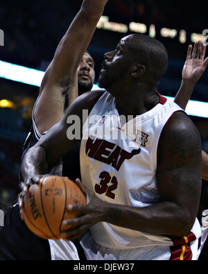 23 Oct 2007 - Miami, Floride, USA - Miami's # 32 Shaquille O'NEAL cherche à tirer du passé San Antonio # 21 TIM DUNCAN au cours du premier semestre à l'American Airlines Arena mardi soir. (Crédit Image : © Richard Graulich/Palm Beach Post/ZUMA Press) RESTRICTIONS : USA DROITS Tabloïd OUT ! Banque D'Images