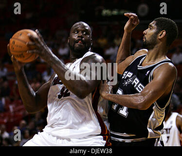 23 Oct 2007 - Miami, Floride, USA - Miami's # 32 Shaquille O'NEAL cherche à tirer du passé San Antonio # 21 TIM DUNCAN au cours du premier semestre à l'American Airlines Arena mardi soir. (Crédit Image : © Richard Graulich/Palm Beach Post/ZUMA Press) RESTRICTIONS : USA DROITS Tabloïd OUT ! Banque D'Images