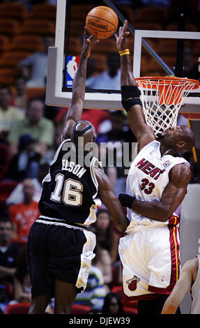 23 Oct 2007 - Miami, Floride, USA - Miami's # 33 Alonzo Mourning bloque un tir de San Antonio's # 16 FRANCISCO ELSON durant la première moitié à l'American Airlines Arena mardi soir. (Crédit Image : © Richard Graulich/Palm Beach Post/ZUMA Press) RESTRICTIONS : USA DROITS Tabloïd OUT ! Banque D'Images