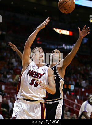 23 Oct 2007 - Miami, Floride, USA - Miami's # 55 JASON WILLIAMS tire passé San Antonio's # 9 Tony Parker au cours du premier semestre à l'American Airlines Arena mardi soir. (Crédit Image : © Richard Graulich/Palm Beach Post/ZUMA Press) RESTRICTIONS : USA DROITS Tabloïd OUT ! Banque D'Images