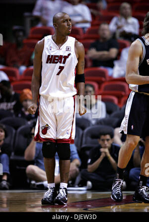 23 Oct 2007 - Miami, Floride, USA - Miami's # 7 PENNY HARDAWAY réagit après avoir été appelé pour une faute tout en jouant à San Antonio au cours du premier semestre à l'American Airlines Arena mardi soir. (Crédit Image : © Richard Graulich/Palm Beach Post/ZUMA Press) RESTRICTIONS : USA DROITS Tabloïd OUT ! Banque D'Images