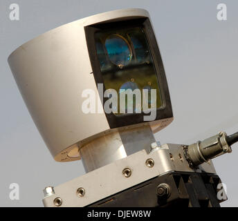 24 octobre, 2007 ; Victorville, CA, USA ; détail du capteur de 'MARVIN LA TERRE, ROBOT robotique autonome" de l'équipe véhicule Austin Robot Technology de l'Université du Texas, Austin, attend, à l'extérieur une aire de pratique au cours de la DARPA Urban Challenge 2007 à la Southern California Logistics Airport. Crédit obligatoire : Photo par Vaughn Youtz/ZUMA Press. (©) Copyright 2007 par Vaughn Vous Banque D'Images