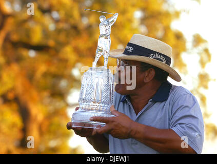 28 octobre 2007 - Sonoma, CA, USA - Jim Thorpe embrasse le trophée après avoir remporté le championnat de la Coupe Charles Schwab tournoi de golf au Country Club de Sonoma le dimanche, 28 octobre 2007 à Sonoma, Californie Thorpe a remporté le tournoi après le tournage d'un six-sous-par 66 pour finir à 20 au total à l'al. (Crédit Image : © Jose Carlos Fajardo/Contra Costa Times/ZUMA Press) Banque D'Images