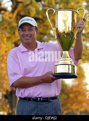 28 octobre 2007 - Sonoma, CA, USA - Loren Roberts est titulaire d'un trophée après avoir remporté le concours pour la saison de la Coupe Charles Schwab au cours de la ronde finale de la Coupe Charles Schwab tournoi de golf au Country Club de Sonoma le dimanche, 28 octobre 2007 à Sonoma, en Californie (crédit Image : © Jose Carlos Fajardo/Contra Costa Times/ZUMA Press) Banque D'Images