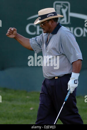 28 octobre 2007 - Sonoma, CA, USA - Jim Thorpe pompes son poing après avoir coulé son putt sur le 18ème green au cours de la ronde finale de la Coupe Charles Schwab tournoi de golf au Country Club de Sonoma le dimanche, 28 octobre 2007 à Sonoma, Californie Thorpe a remporté le tournoi après le tournage d'un six-sous-par 66 pour finir à 20 au total à l'al. (Crédit Image : © Jose Carlos Fajard Banque D'Images