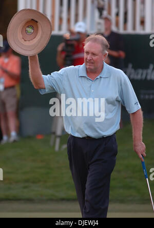 28 octobre 2007 - Sonoma, CA, USA - Denis Watson reconnaît la foule après avoir coulé son putt sur le 18ème green au cours de la ronde finale de la Coupe Charles Schwab tournoi de golf au Country Club de Sonoma le dimanche, 28 octobre 2007 à Sonoma, en Californie (crédit Image : © Jose Carlos Fajardo/Contra Costa Times/ZUMA Press) Banque D'Images