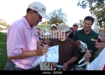 28 octobre 2007 - Sonoma, CA, USA - Loren Roberts, signe des autographes pour les fans après avoir remporté le concours pour la saison de la Coupe Charles Schwab au cours de la ronde finale de la Coupe Charles Schwab tournoi de golf au Country Club de Sonoma le dimanche, 28 octobre 2007 à Sonoma, en Californie (crédit Image : © Jose Carlos Fajardo/Contra Costa Times/ZUMA Press) Banque D'Images