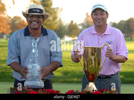 28 octobre 2007 - Sonoma, CA, USA - Jim Thorpe et Loren Roberts tenir leurs trophées sur le 18ème green pendant la cérémonie de trophée sur le tour final du championnat de la Coupe Charles Schwab tournoi de golf au Country Club de Sonoma le dimanche, 28 octobre 2007 à Sonoma, Californie Thorpe a remporté la Coupe Chrales Schwab et Roberts a remporté le concours pour la longue saison Charles Schwab Cu Banque D'Images