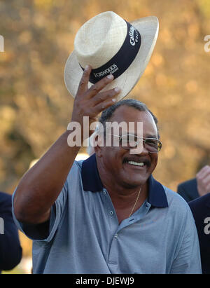 28 octobre 2007 - Sonoma, CA, USA - Jim Thorpe trucs son chapeau pendant les cérémonies au trophée Charles Schwab Cup tournoi de golf au Country Club de Sonoma le dimanche, 28 octobre 2007 à Sonoma, Californie Thorpe a remporté le tournoi après le tournage d'un six-sous-par 66 pour finir à 20 au total à l'al. (Crédit Image : © Jose Carlos Fajardo/Contra Costa Times/ZUMA Press) Banque D'Images