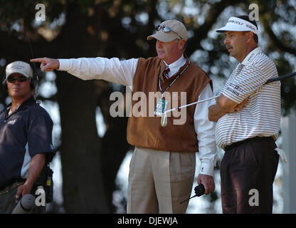 28 octobre 2007 - Sonoma, CA, USA - Brad Bryant confère avec un maréchal sur la 7e verte pendant la finale du championnat de la Coupe Charles Schwab tournoi de golf au Country Club de Sonoma le dimanche, 28 octobre 2007 à Sonoma, Californie Bryant serait double boguey au trou. (Crédit Image : © Jose Carlos Fajardo/Contra Costa Times/ZUMA Press) Banque D'Images