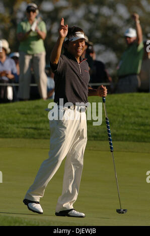 28 octobre 2007 - Sonoma, CA, USA - Joe Ozaki célèbre après avoir coulé un aigle putt sur le 16ème green au cours de la ronde finale de la Coupe Charles Schwab tournoi de golf au Country Club de Sonoma le dimanche, 28 octobre 2007 à Sonoma, en Californie (crédit Image : © Jose Carlos Fajardo/Contra Costa Times/ZUMA Press) Banque D'Images