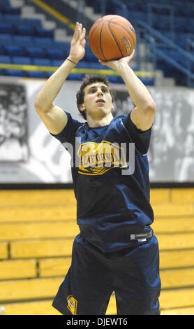 31/10/2007 - Berkeley, CA, USA - Cal guard Nikola Knezevic tire de l'extérieur au cours de la pratique de basket-ball de Haas Pavilion à UC-Berkeley à Berkeley, Californie, le mercredi 31 octobre 2007. (Crédit Image : © Nader Khoury/Contra Costa Times/ZUMA Press) Banque D'Images