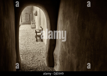 Passage voûté à l'Hacienda de los Martinez museum, Taos, Nouveau Mexique Banque D'Images