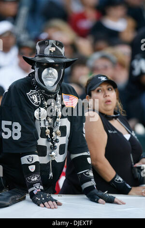 Oakland Raiders non identifiés fans regarder leur équipe aller à la défaite contre les Texans de Houston dans un jeu de football américain NFL, dimanche, Novembre 4, 2007 chez McAfee Coliseum à Oakland, Californie Les Texans ont gagné, 24-17. (Nicole Gottwald/l'Oakland Tribune) Banque D'Images