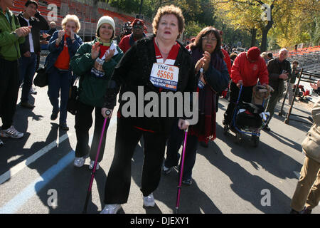 Nov 05, 2007 - New York, New York, USA - Zoe Koplowitz, 59, 'fonctionne' son 20e Marathon de la ville de New York en 28 heures 45 minutes ce qui fait d'elle le dernier coureur de franchir la ligne d'arrivée. Koplowitz a reçu un diagnostic de sclérose en plaques (SP) à l'âge de 25 ans et a participé à l'NY marathon depuis 1987. Koplowitz termine son 20e Marathon de New York cette année à marcher avec des béquilles. (Crédit Image : Banque D'Images