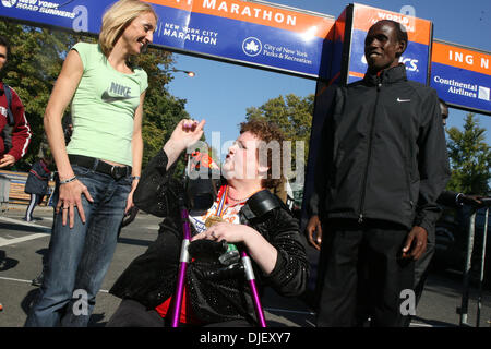 Nov 05, 2007 - New York, New York, USA - Zoe Koplowitz, 59, 'fonctionne' son 20e Marathon de la ville de New York en 28 heures 45 minutes ce qui fait d'elle le dernier coureur de franchir la ligne d'arrivée. Koplowitz a reçu un diagnostic de sclérose en plaques (SP) à l'âge de 25 ans et a participé à l'NY marathon depuis 1987. Koplowitz termine son 20e Marathon de New York cette année à marcher avec des béquilles. En photo avec w Banque D'Images