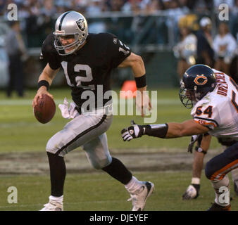 Nov 11, 2007 - Oakland, CA, USA - Oakland Raiders quarterback JOSH MCCOWN # 12 va de la compréhension des Chicago Bears secondeur BRIAN URLACHER # 54 lors de leur match au McAfee Coliseum. (Crédit Image : © Al/ZUMApress.com) Golub Banque D'Images