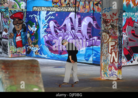 Le Southbank skatepark. (Undercroft ). Juste par le site du Royal Festival Hall de Londres. Banque D'Images