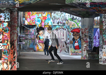 Le Southbank skatepark. (Undercroft ). Juste par le site du Royal Festival Hall de Londres. Banque D'Images