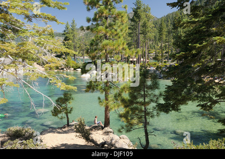 Les adolescents au Sand Harbor Beach State Park à Lake Tahoe Banque D'Images
