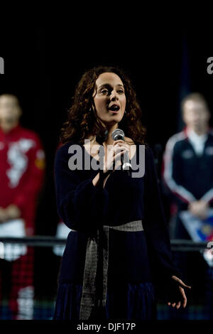 Dec 01, 2007 - Portland, Oregon, USA - MELISSA ERRICO épouse d'entre nous, le capitaine de Coupe Davis Patrick McEnroe, chantent l'hymne national lors de la cérémonie d'ouverture des USA contre la Russie, 2007 la finale de la Coupe Davis. (Crédit Image : © Susan Mullane/ZUMA Press) Banque D'Images