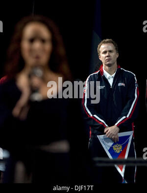 Dec 01, 2007 - Portland, Oregon, USA - MELISSA ERRICO épouse d'entre nous, le capitaine de Coupe Davis PATRICK McENROE, chantent l'hymne national lors de la cérémonie d'ouverture des USA contre la Russie, 2007 la finale de la Coupe Davis. (Crédit Image : © Susan Mullane/ZUMA Press) Banque D'Images