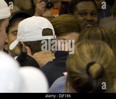 Dec 01, 2007 - Portland, Oregon, USA - Andy Roddick épouse sa mère, BLANCHE RODDICK après son équipe a remporté la finale de la Coupe Davis. (Crédit Image : © Susan Mullane/ZUMA Press) Banque D'Images