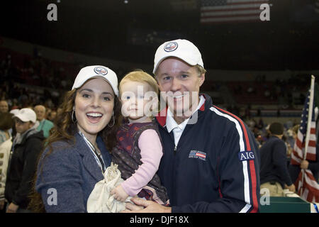 Dec 01, 2007 - Portland, Oregon, USA - MELISSA ERRICO avec fille Victoria McENROE et mari Patrick McENROE à la finale de la Coupe Davis 2007. McEnroe est le capitaine de l'équipe américaine. (Crédit Image : © Susan Mullane/ZUMA Press) Banque D'Images