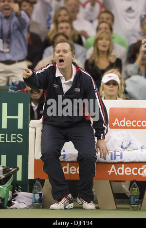 Dec 01, 2007 - Portland, Oregon, USA - PATRICK McENROE, capitaine de l'équipe de Coupe Davis nous, a bientôt sur les frères Bryan durant la finale de la Coupe Davis 2007. L'USA a défait la Russie. (Crédit Image : © Susan Mullane/ZUMA Press) Banque D'Images