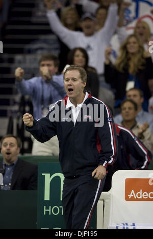 Dec 01, 2007 - Portland, Oregon, USA - PATRICK McENROE, capitaine de l'équipe de Coupe Davis nous, a bientôt sur les frères Bryan durant la finale de la Coupe Davis 2007. L'USA a défait la Russie. (Crédit Image : © Susan Mullane/ZUMA Press) Banque D'Images