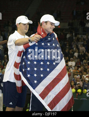 Dec 01, 2007 - Portland, Oregon, USA - Mike Bryan wraps Andy Roddick à l'US flag après les USA a défait la Russie dans la finale de la Coupe Davis 2007. (Crédit Image : © Susan Mullane/ZUMA Press) Banque D'Images