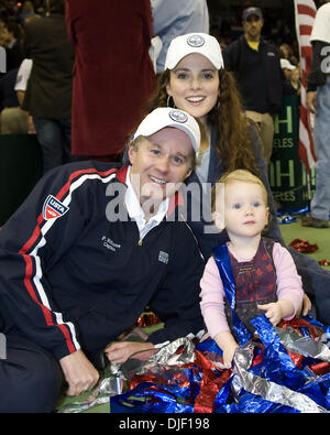 Dec 01, 2007 - Portland, Oregon, USA - PATRICK McENROE avec femme, MELISSA ERRICO et fille Victoria après la finale de la Coupe Davis 2007. L'USA a défait la Russie. (Crédit Image : © Susan Mullane/ZUMA Press) Banque D'Images