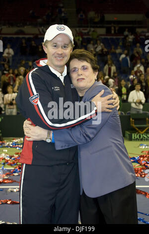 Dec 01, 2007 - Portland, Oregon, USA - PATRICK McENROE et Billie Jean King hug après les USA a défait la Russie dans la finale de la Coupe Davis 2007. (Crédit Image : © Susan Mullane/ZUMA Press) Banque D'Images