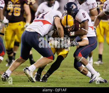1 décembre 2007 - Tempe, AZ Arizona State wide receiver Chris McGaha # 13 de l'Arizona State Sun Devils est abordé après un crochet par Arizona linebacker Spencer Larsen # 51 et de l'Arizona Antoine Cason évoluait # 5 de l'Arizona Wildcats au Sun Devil Stadium de Tempe, Arizona. Max Simbron/CSM ..les Sun Devils a battu les Wildcats 20-17 et remporte la Coupe territoriale (crédit Image : © M Banque D'Images
