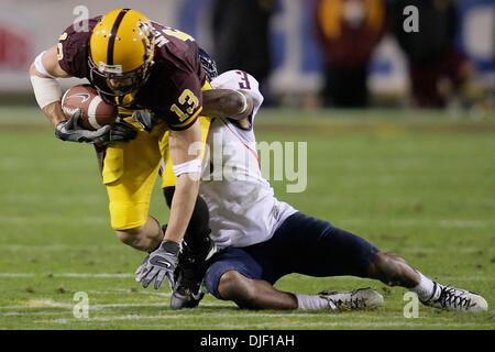 1 décembre 2007 - Tempe, AZ Arizona State wide receiver Chris McGaha # 13 de l'Arizona State Sun Devils est abordé après un crochet par Wilrey évoluait Arizona Fontenot # 3 de l'Arizona Wildcats au Sun Devil Stadium de Tempe, Arizona. Max Simbron/CSM ..les Sun Devils a battu les Wildcats 20-17 et remporte la Coupe territoriale (crédit Image : © Max Simbron/Cal Sport Media) Banque D'Images