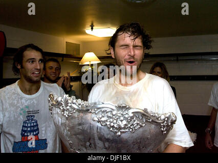 02 déc., 2007 - Portland, Oregon, USA - la pratique de la Coupe Davis, joueur Mardy Fish réagit après avoir bu du champagne le trophée de la Coupe Davis dans le cadre de la célébration de l'équipe de Coupe Davis nous la victoire sur la Russie. Coéquipier ROBBIE GINEPRI (L) ressemble à la finale de la Coupe Davis 2007 tenue au Memorial Coliseum de Portland, Oregon. USA défait la Russie 4-1. (Crédit Image : © Fred Mullane/ZUMA Pr Banque D'Images