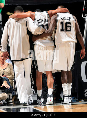 02 déc., 2007 - San Antonio, Texas, USA - Les San Antonio Spurs, TIM DUNCAN, est aidé en dehors du terrain dimanche après-midi 2 décembre 2007, à l'AT&T Center de San Antonio par coéquipiers Robert Horry, gauche, et Francisco Elson après avoir apparemment mal à son genou droit avec 7:40 gauche dans la deuxième période des éperons' match contre les Portland Trail Blazers. (Crédit Image : © William- Part 3 Banque D'Images
