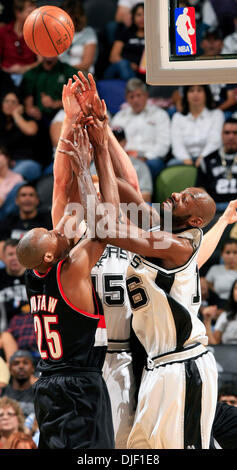 02 déc., 2007 - San Antonio, Texas, USA - Les San Antonio Spurs' FRANCISCO ELSON, droite, et Matt BONNER, centre, essayez le dimanche après-midi 2 décembre 2007, à l'AT&T Center de San Antonio pour prendre un recul à partir de la Portland Trail Blazers' Travis Outlaw durant la seconde moitié des éperons' 100-79 gagner les Blazers. (Crédit Image : © William Luther/San Antonio Express-News/ZUMA Press) RES Banque D'Images