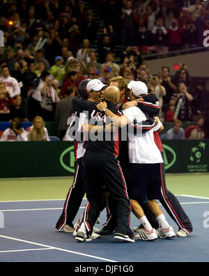 02 déc., 2007 - Portland, Oregon, USA - Andy Roddick, JAMES BLAKE, BOB BRYAN et Mike Bryan célèbrent leur victoire sur la Russie. (Crédit Image : © Fred Mullane/ZUMA Press) Banque D'Images