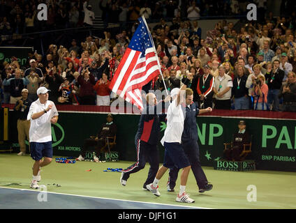 02 déc., 2007 - Portland, Oregon, USA - Andy Roddick, JAMES BLAKE, BOB BRYAN et Mike Bryan célèbrent leur victoire sur la Russie. (Crédit Image : © Fred Mullane/ZUMA Press) Banque D'Images