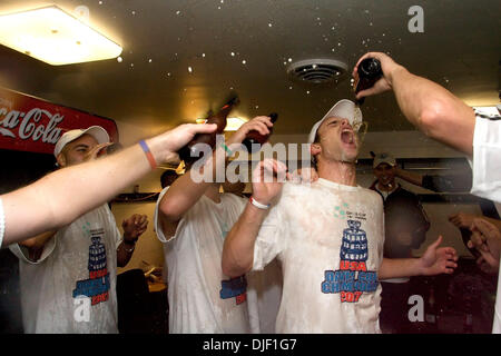 02 déc., 2007 - Portland, Oregon, USA - pilier de la Coupe Davis, Andy Roddick, est arrosé au champagne par ses coéquipiers dans la célébration de l'équipe de Coupe Davis nous la victoire sur la Russie. (Crédit Image : © Fred Mullane/ZUMA Press) Banque D'Images