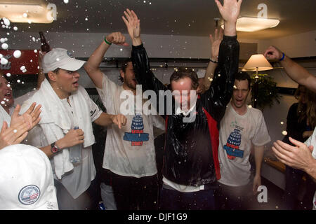 02 déc., 2007 - Portland, Oregon, USA - US le capitaine de Coupe Davis, PATRICK MCENROE, est arrosé au champagne par ses joueurs dans la célébration de l'équipe de Coupe Davis nous la victoire sur la Russie. (Crédit Image : © Fred Mullane/ZUMA Press) Banque D'Images