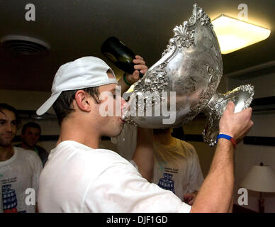 02 déc., 2007 - Portland, Oregon, USA - Andy Roddick boissons champagne de la Davis Cup trophy dans le cadre de la célébration de l'équipe de Coupe Davis nous la victoire sur la Russie. (Crédit Image : © Fred Mullane/ZUMA Press) Banque D'Images