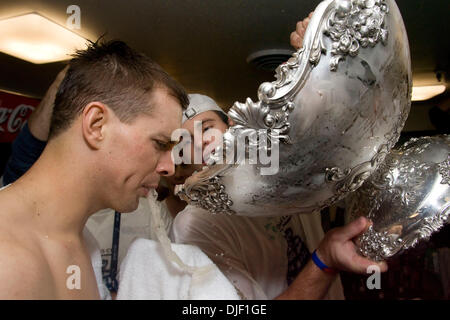 02 déc., 2007 - Portland, Oregon, USA - Mike Bryan a du mal à boire du champagne de la Davis Cup trophy dans le cadre de la célébration de l'équipe de Coupe Davis nous la victoire sur la Russie. (Crédit Image : © Fred Mullane/ZUMA Press) Banque D'Images