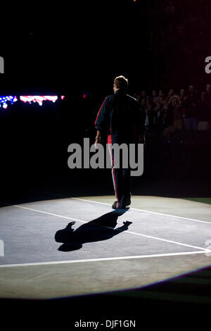 02 déc., 2007 - Portland, Oregon, USA - Andy Roddick promenades sur à la cour durant la présentations des équipes avant l'équipe de Coupe Davis des États-Unis en plus de la victoire de la Russie. (Crédit Image : © Fred Mullane/ZUMA Press) Banque D'Images