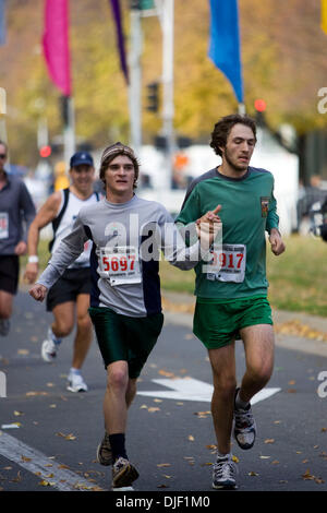 02 déc., 2007 - Sacramento, Californie, USA - Glissières de participer au 25e Marathon International de la Californie à Sacramento, Californie le Dimanche, Décembre 2, 2007. (Crédit Image : © Matthew Williams/ZUMA Press) Banque D'Images