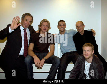 02 déc., 2007 - Portland, Oregon, USA - La Fédération et l'équipe de Coupe Davis, le capitaine Shamil TARPISCHEV, IGOR ANDREEV (RUS), Mikhail Youzhny (RUS), Nikolay Davydenko (RUS) et Dmitry TURSUNOV (RUS) lors de la finale de la Coupe Davis 2007 dîner officiel, qui a eu lieu au Portland Art Museum. L'USA a défait la Russie pour gagner la Coupe, 4-1. (Crédit Image : © Susan Mullane/ZUMA Press) Banque D'Images