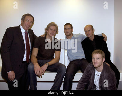 02 déc., 2007 - Portland, Oregon, USA - La Fédération et l'équipe de Coupe Davis, le capitaine Shamil TARPISCHEV, IGOR ANDREEV (RUS), Mikhail Youzhny (RUS), Nikolay Davydenko (RUS) et Dmitry TURSUNOV (RUS) lors de la finale de la Coupe Davis 2007 dîner officiel, qui a eu lieu au Portland Art Museum. L'USA a défait la Russie pour gagner la Coupe, 4-1. (Crédit Image : © Susan Mullane/ZUMA Press) Banque D'Images