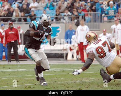 Dec 03 2007 - Charlotte, Caroline du Nord, États-Unis - les Panthers de la Caroline (26) DESHAUN FOSTER dirige le football comme San Francisco 49ers (97) BRYANT jeune va dans pour l'attaquer comme les Panthers battre les San Francisco 49ers 31-14 comme ils ont joué le stade Bank of America situé à Charlotte. (Crédit Image : © Jason Moore/ZUMA Press) Banque D'Images