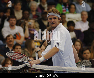 Dec 04, 2007 - Norfolk, Virginie, USA - 5e édition de vivre Hymne James Blake apporte, Serena Williams, Tatiana Golovin et Mardy Fish, avec musique guest Elliot Yamin pour lever des fonds pour la recherche sur le cancer à la constante Convocation Center à l'université Old Dominion à Norfolk. Sur la photo : Mardy Fish au filet lors du match contre James Blake. (Crédit Image : © Jeff Moore/ZUMA Press) Banque D'Images